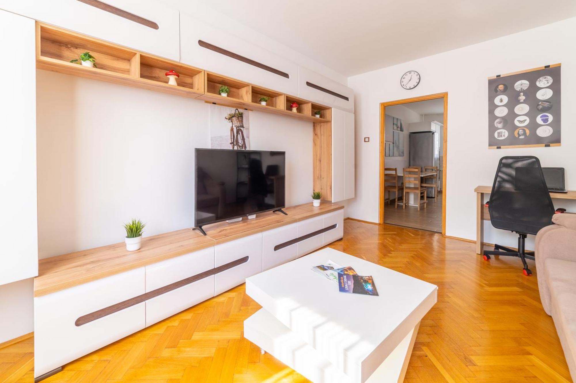Comfort 14 -- Stylish City Apartment Netflix, Wi-Fi & Parking Miskolc Exterior photo